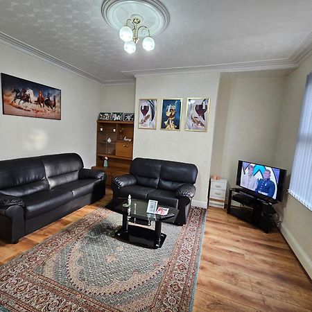 Spacious Two Bedroom House, Parking And Wifi Leeds  Exterior photo