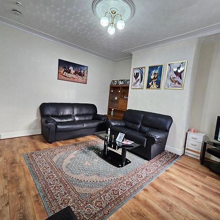 Spacious Two Bedroom House, Parking And Wifi Leeds  Exterior photo
