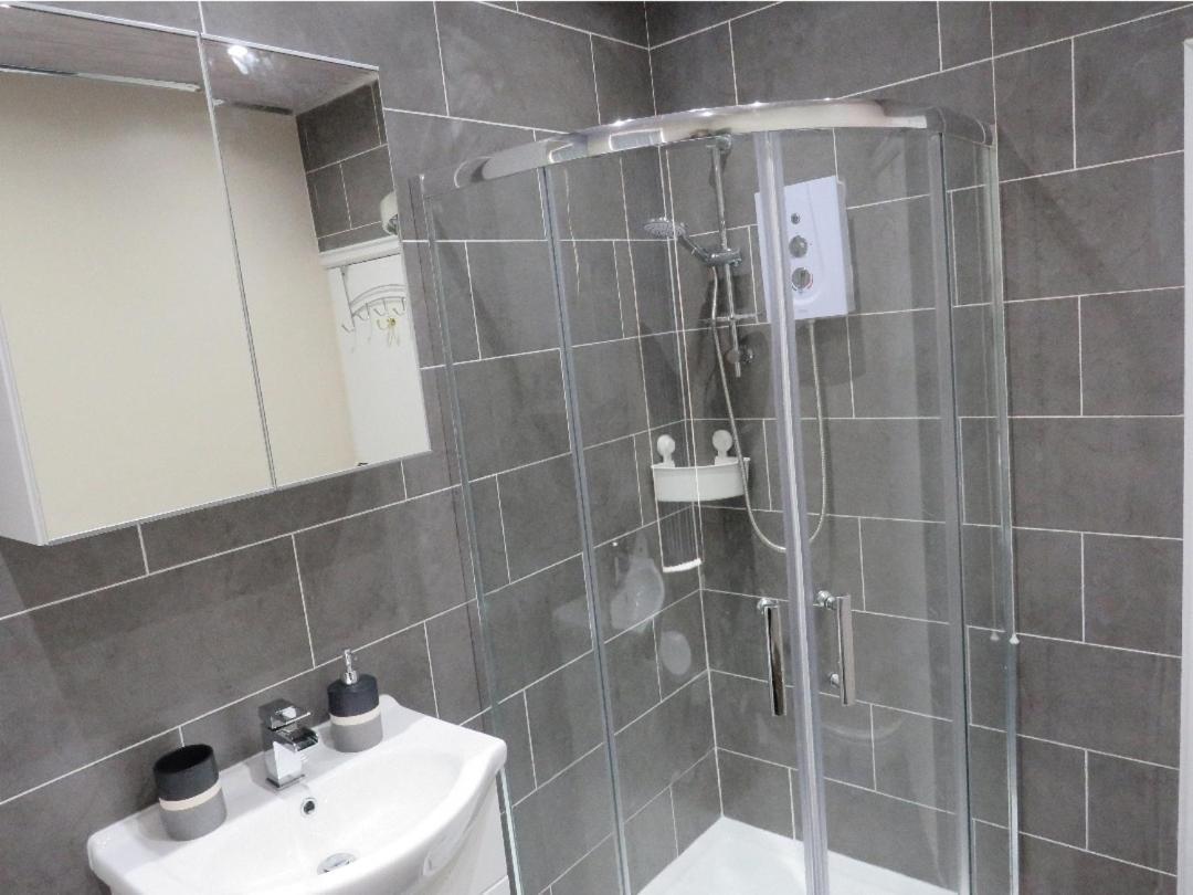 Spacious Two Bedroom House, Parking And Wifi Leeds  Exterior photo