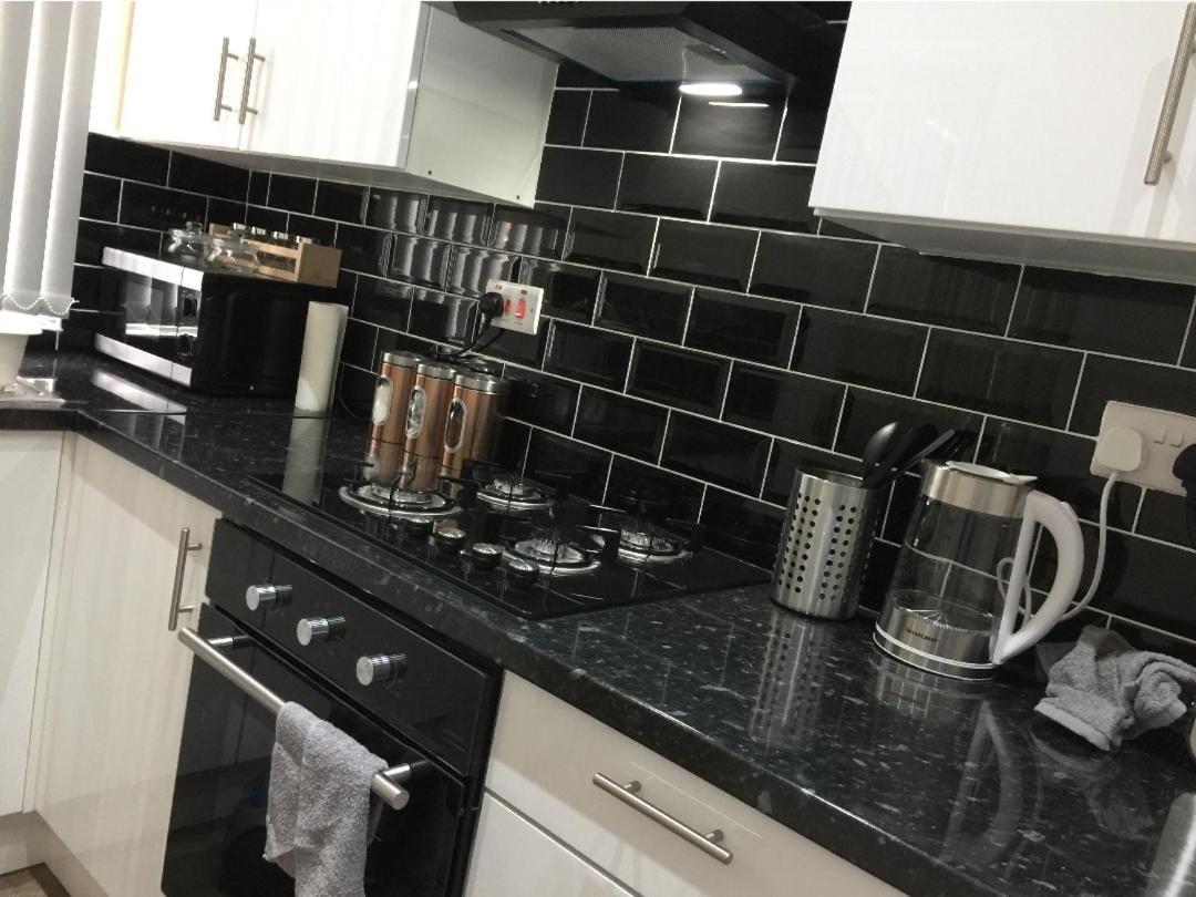 Spacious Two Bedroom House, Parking And Wifi Leeds  Exterior photo