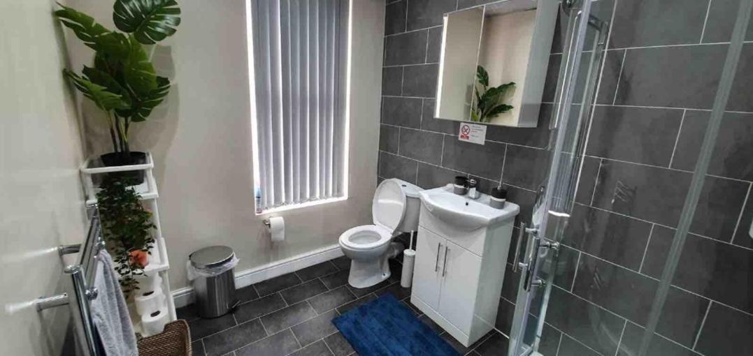 Spacious Two Bedroom House, Parking And Wifi Leeds  Exterior photo