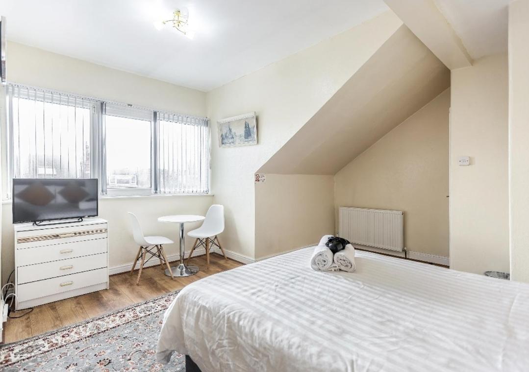 Spacious Two Bedroom House, Parking And Wifi Leeds  Exterior photo