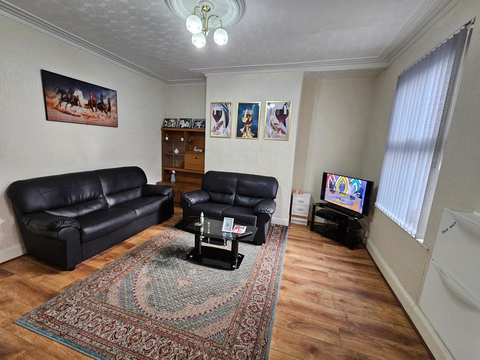 Spacious Two Bedroom House, Parking And Wifi Leeds  Exterior photo