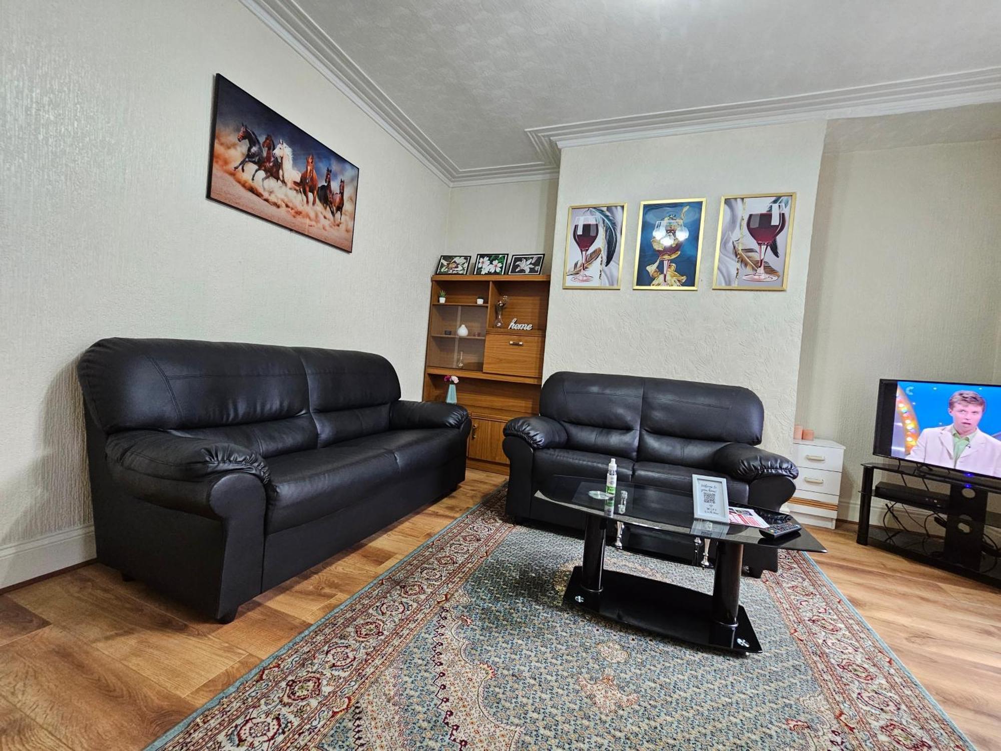 Spacious Two Bedroom House, Parking And Wifi Leeds  Exterior photo
